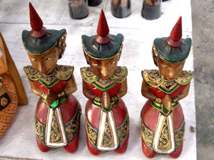 Buda arrodillado en Oración