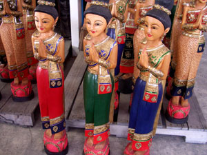 Mujeres orando de pie