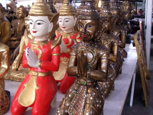 Buda Color orando de rodillas