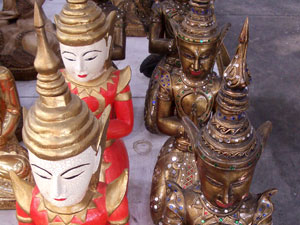 Buda Cobrizo orando de rodillas